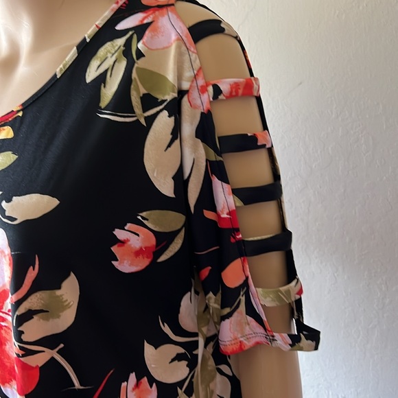 Black floral cut out sleeve top. Size large - Picture 6 of 11